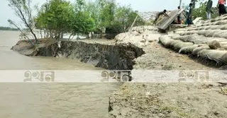 খোলপেটুয়া নদীর বেড়িবাঁধে ভয়াবহ ভাঙন; আতঙ্কে কাকবাসিয়ার মানুষ